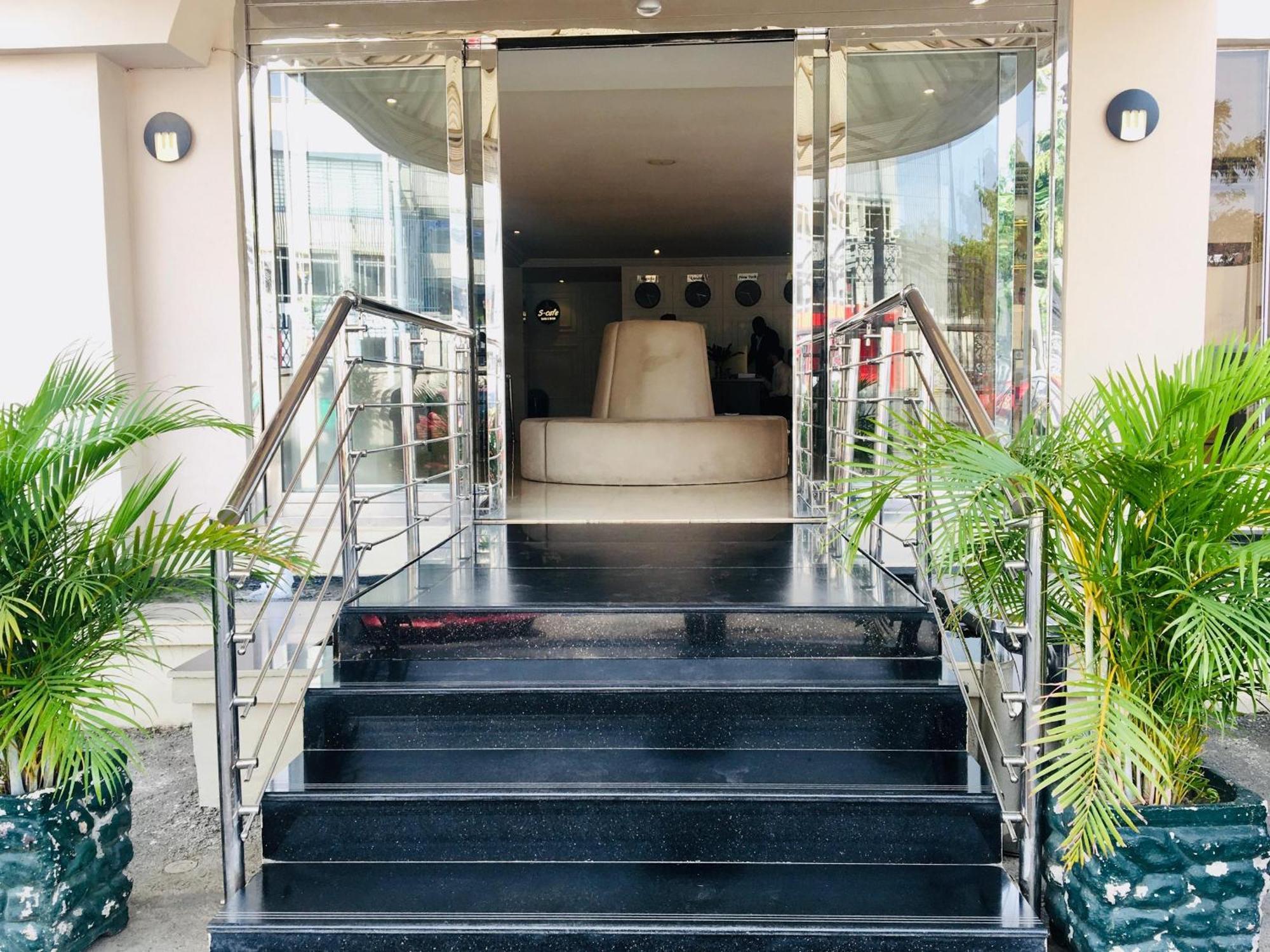 Summerset Continental Hotel Maitama By T E L E Hospitality Abuja Extérieur photo